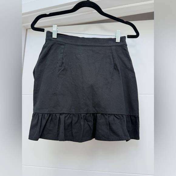 Black Ruched Mini Skirt with Ruffle Hem Chic & Flirty Dress Up Or Down Size M - Picture 5 of 7
